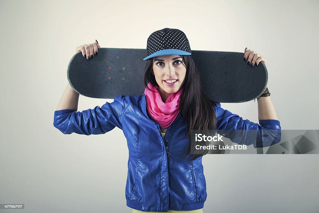 아름다운 젊은 여성 패션 부과하는, 스케이트보드 - 로열티 프리 20-29세 스톡 사진