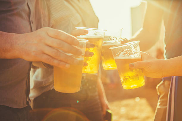 freunden anstoßen mit bier - festival alcohol stock-fotos und bilder
