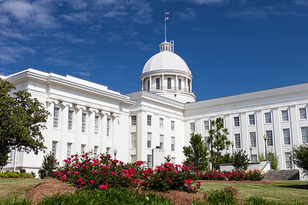 Alabama State Capitol Building In Montgomery The Alabama State Capitol on a sunny day in Montgomery with roses blooming. alabama us state stock pictures, royalty-free photos & images
