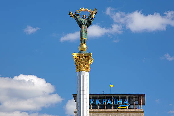 statua di berehynia sulla parte superiore del monumento all'indipendenza, kiev - kiev foto e immagini stock