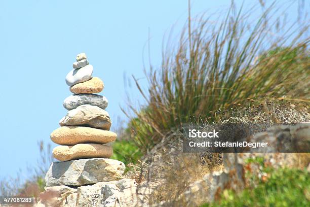 Pilha De Pedras Do Seixo De Mallorquin Vegetação - Fotografias de stock e mais imagens de Ao Ar Livre - Ao Ar Livre, Arranjo, Azul