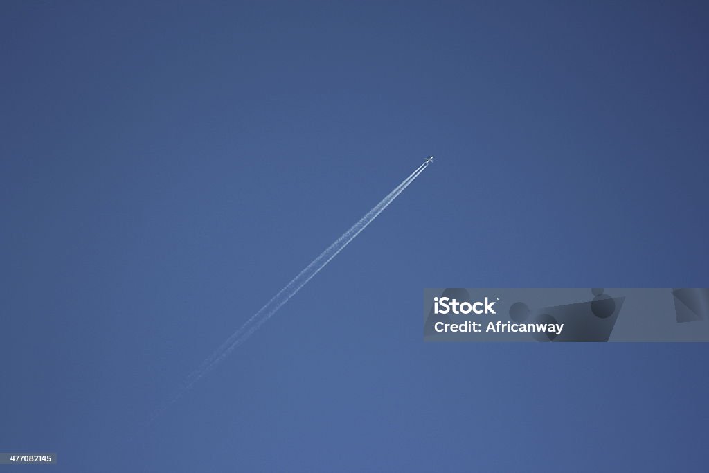 Blu cielo sereno & bianco umidità Trail di un aereo - Foto stock royalty-free di Aereo di linea