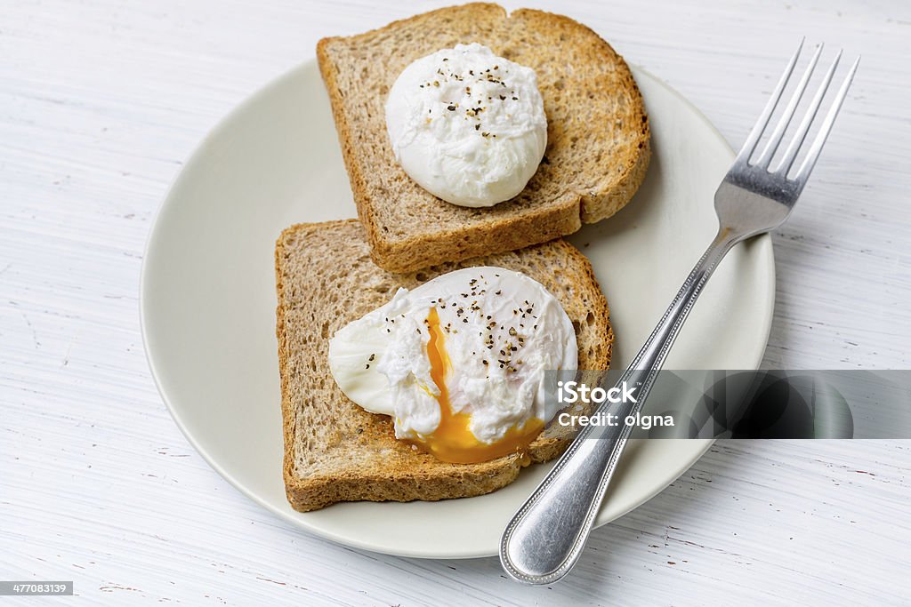 Pochierte Eier auf Vollkornbrot-Toasts - Lizenzfrei Abnehmen Stock-Foto