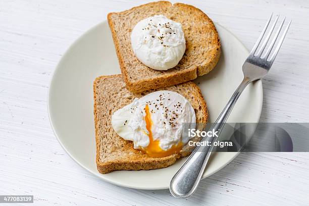 Pochierte Eier Auf Vollkornbrottoasts Stockfoto und mehr Bilder von Abnehmen - Abnehmen, Britische Kultur, Brotsorte