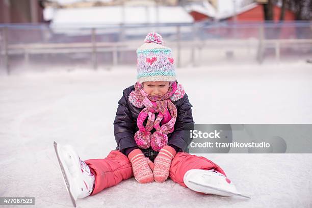 Triste Ragazza Piccola Seduta Su Una Pista Di Pattinaggio Dopo Lautunno - Fotografie stock e altre immagini di Ambientazione esterna