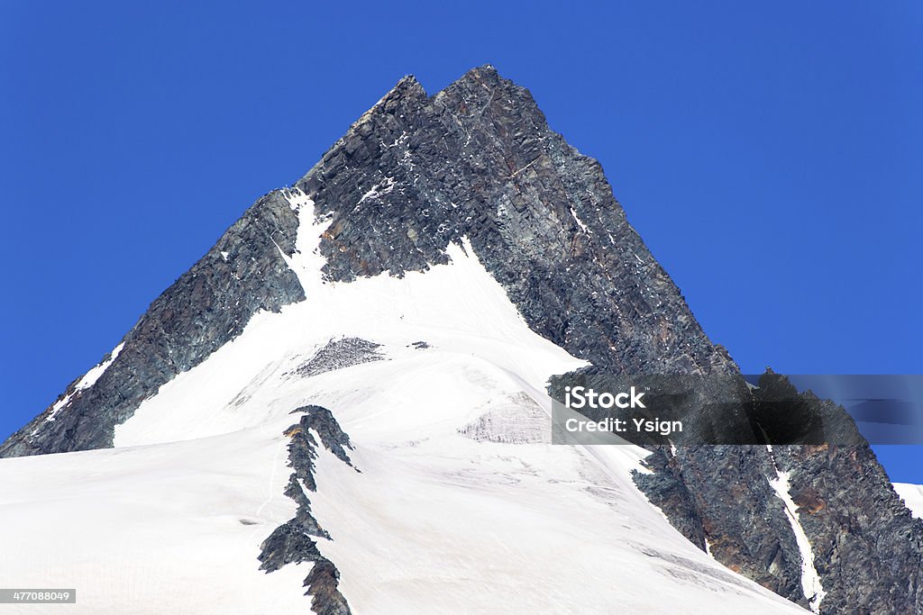 pinnacle под снегом и ясное голубое небо выше - Стоковые фото Icefall роялти-фри