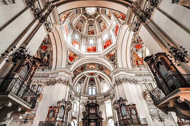интерьер dom zu зальцбург - indoors cathedral salzburg cathedral salzburg стоковые фото и изображения