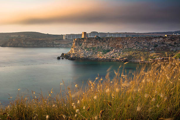 golden bahía de islas de malta - golden bay fotografías e imágenes de stock