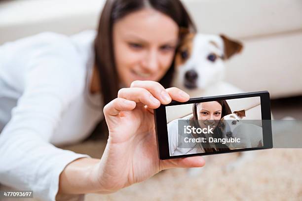 Junge Frau Mit Ihrem Hund Stockfoto und mehr Bilder von Domestizierte Tiere - Domestizierte Tiere, Drahtlose Technologie, Eine Frau allein