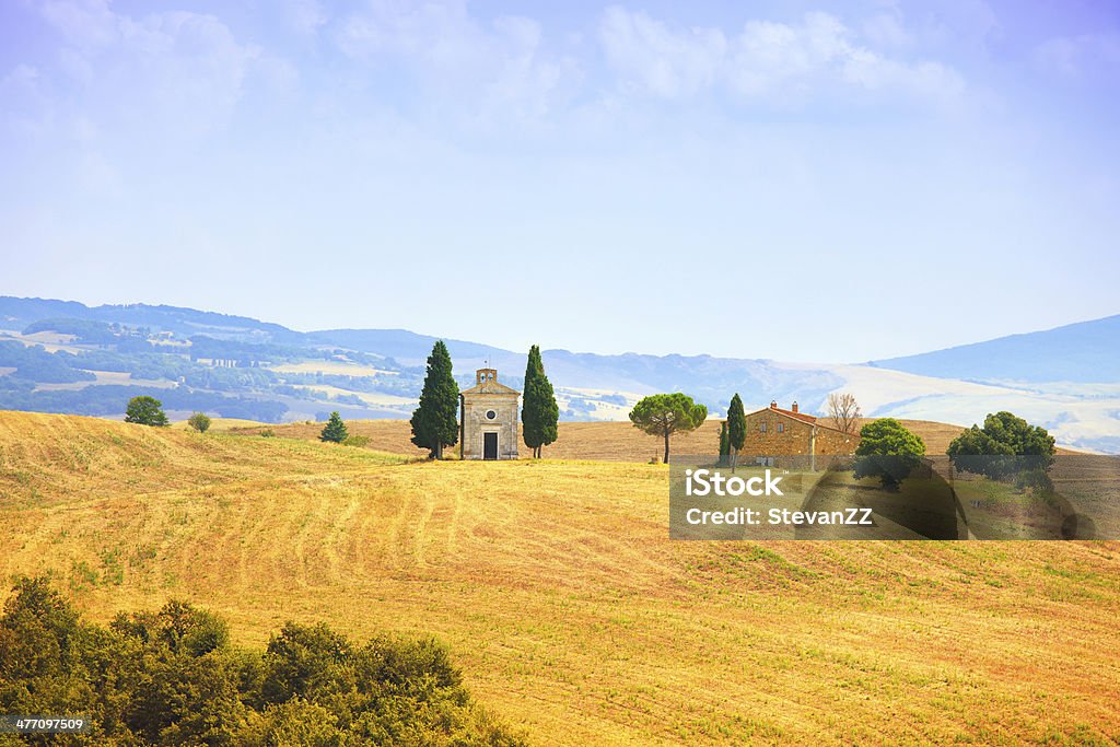 Paisagem toscana, Vitaleta capela, pequena igreja Val d'Orcia, Itália - Foto de stock de Igreja royalty-free