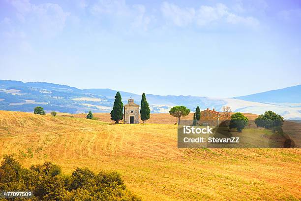 Foto de Paisagem Toscana Vitaleta Capela Pequena Igreja Val Dorcia Itália e mais fotos de stock de Igreja