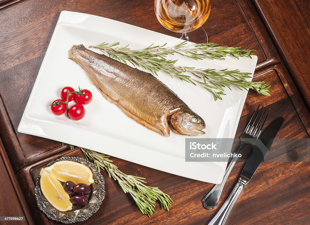 Pescado a la parrilla con vino blanco - Foto de stock de Aceituna libre de derechos