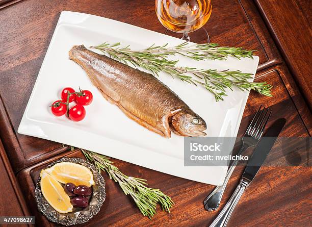 Pescado A La Parrilla Con Vino Blanco Foto de stock y más banco de imágenes de Aceituna - Aceituna, Alimento, Blanco - Color