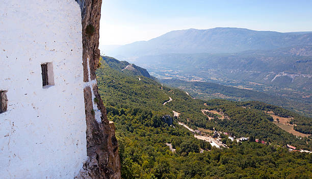 iglesia en las montañas - ostrog fotografías e imágenes de stock