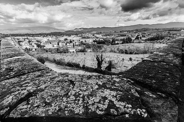 istock Tuscan italian medioeval village 477102627