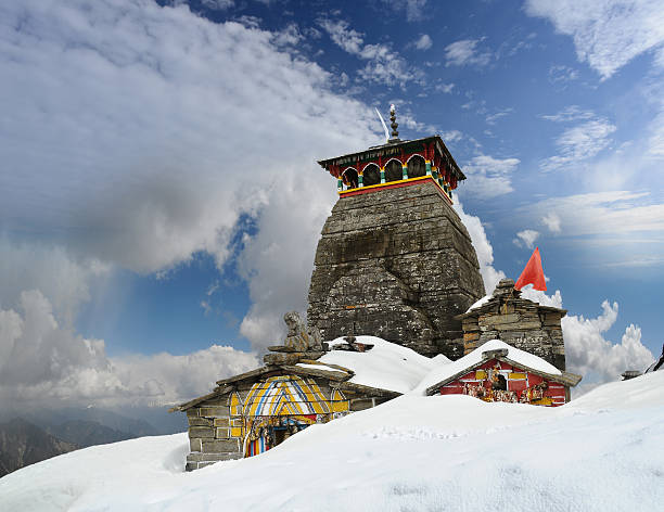 tungnath tempio di shiva su uno sfondo di nuvole - shiva india hinduism temple foto e immagini stock