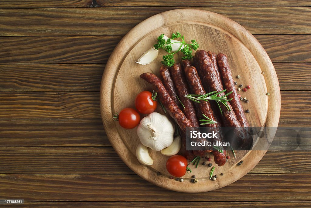 Salsiccia affumicata con rosmarino e grani di pepe - Foto stock royalty-free di Carne