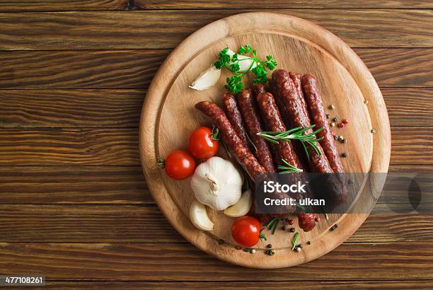 Salsiccia Affumicata Con Rosmarino E Grani Di Pepe - Fotografie stock e altre immagini di Carne - Carne, Cena, Chorizo