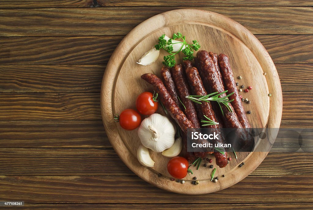 Копчёные колбаски с розмарином и перца - Стоковые фото Бекон роялти-фри