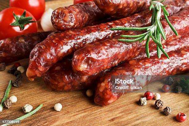 Geräucherter Wurst Mit Rosmarin Und Paprikaschoten Stockfoto und mehr Bilder von Ausgedörrt - Ausgedörrt, Chorizo, Erfrischung