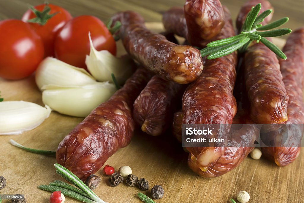 Salsiccia affumicata con rosmarino e grani di pepe - Foto stock royalty-free di Carne