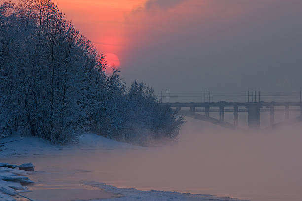 zachód słońca nad rzeką – zdjęcie