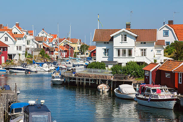 дома и лодок на канал - fishing village idyllic red cottage стоковые фото и изображения