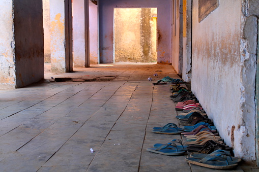 Zapatos de los niños en la escuela photo