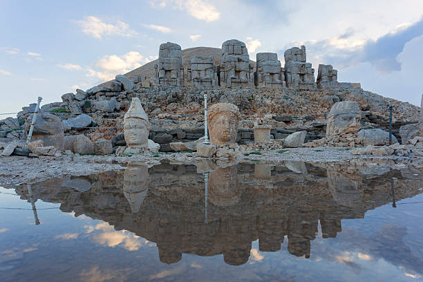 estatuas de piedra en nemrut en turquía a las montañas - nemrud dagh mountain turkey history fotografías e imágenes de stock