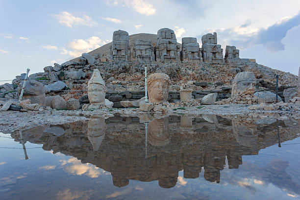камень головы статуй на nemrut горы в турции - commagene стоковые фото и изображения