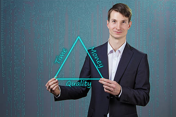 бизнесмен с его руки с треугольными чашечками - illusion triangle solution business стоковые фото и изображен�ия