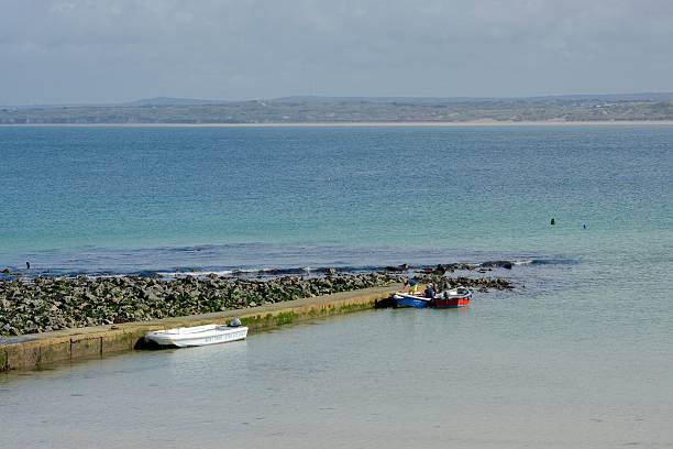 생피에르에 아이브스 해변과 만, 콘웰, 영국 - cornwall england st ives horizon over water coastal feature 뉴스 사진 이미지