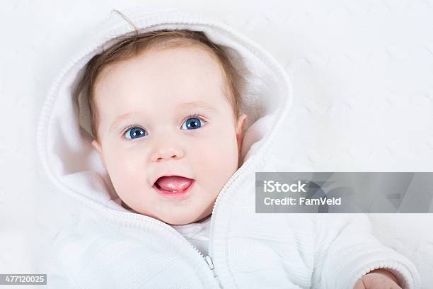 Photo libre de droit de Adorable Bébé Avec Yeux Bleus En Blanc Veste Chaude En Tricot banque d'images et plus d'images libres de droit de Assis