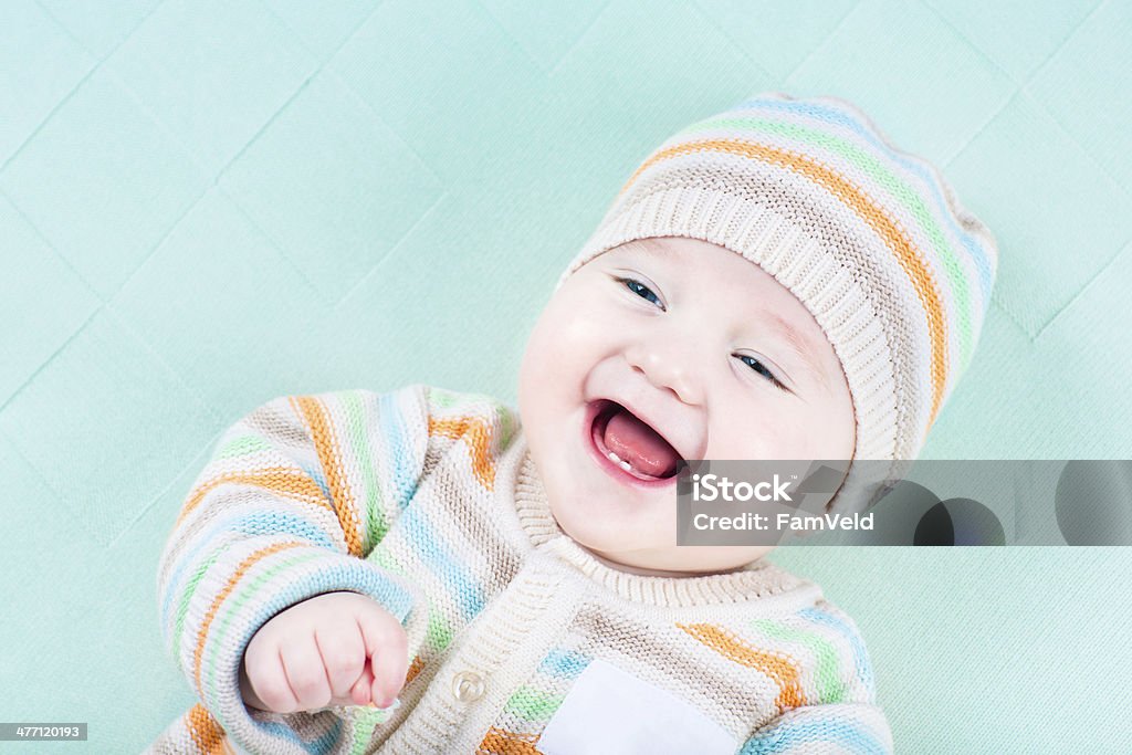 Süße laughing baby tragen Warme gestrickte Jacke und Hut - Lizenzfrei Auge Stock-Foto
