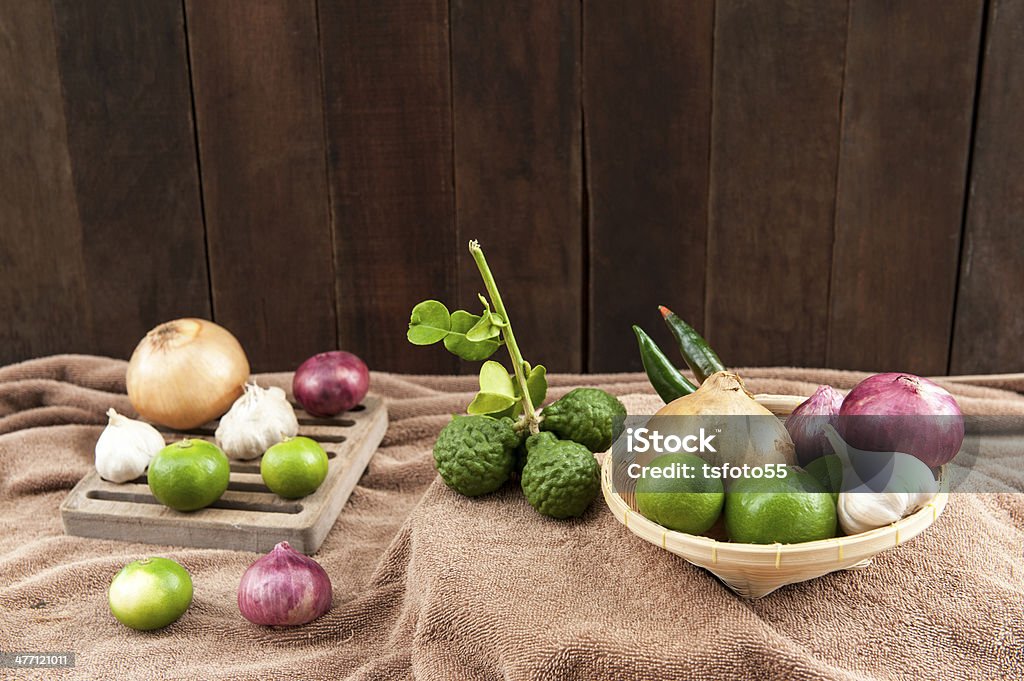 Nature morte avec des épices - Photo de Ail - Légume à bulbe libre de droits