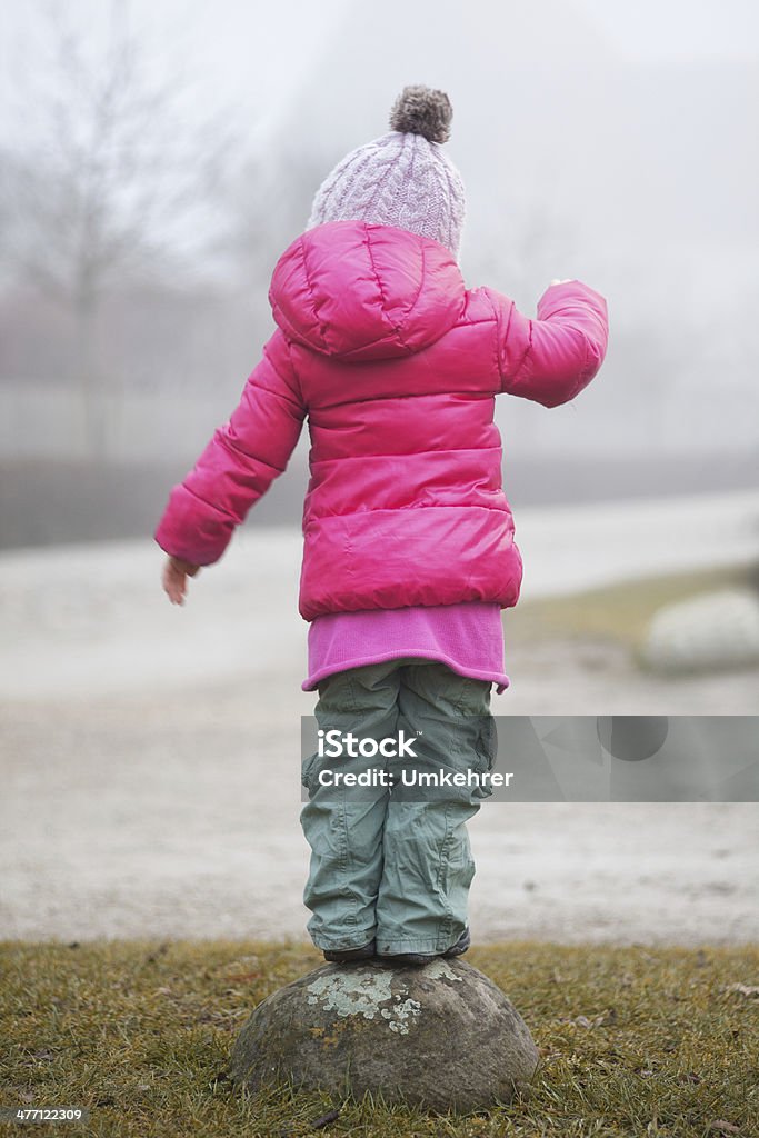 Balancing Mädchen hinter - Lizenzfrei Ein Mädchen allein Stock-Foto