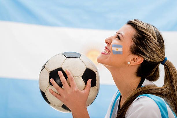 feliz fã de futebol - argentinian ethnicity imagens e fotografias de stock