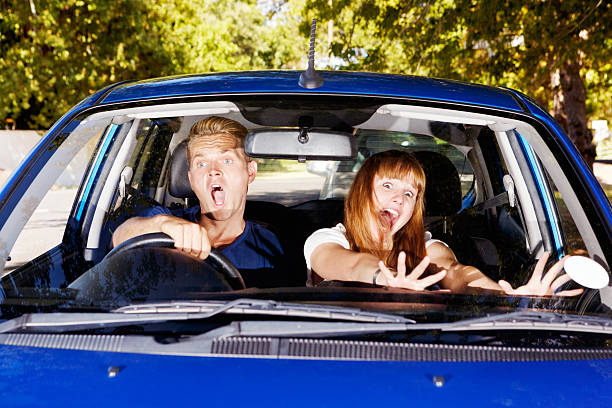 contemple.  horrible pareja en automóvil estrechamente evitar un accidente - near miss” fotografías e imágenes de stock
