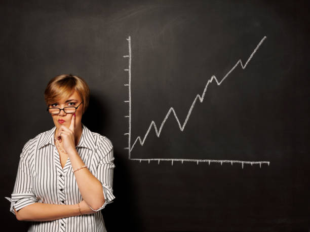 pensativa mujeres de negocio con un gráfico en la pizarra - organization chart decisions business business person fotografías e imágenes de stock
