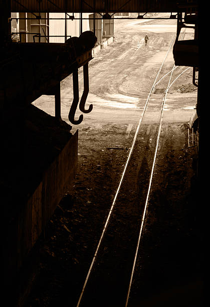 ferrovia de corrida - railroad track uncertainty freight transportation choice - fotografias e filmes do acervo