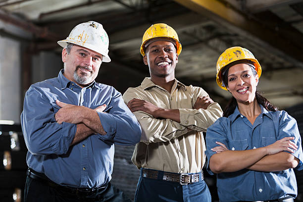 grupo multiétnico de los trabajadores - manager foreman warehouse arms crossed fotografías e imágenes de stock