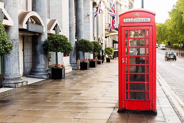 赤い電話ボックス - pay phone telephone telephone booth red ストックフォトと画像