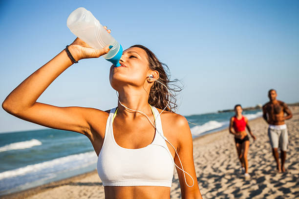 odświeżenie po ćwiczeniach fizycznych działania - jogging off track running women running zdjęcia i obrazy z banku zdjęć