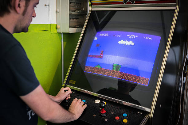 jovem jogando videogame clássico arcade - 1985 - fotografias e filmes do acervo