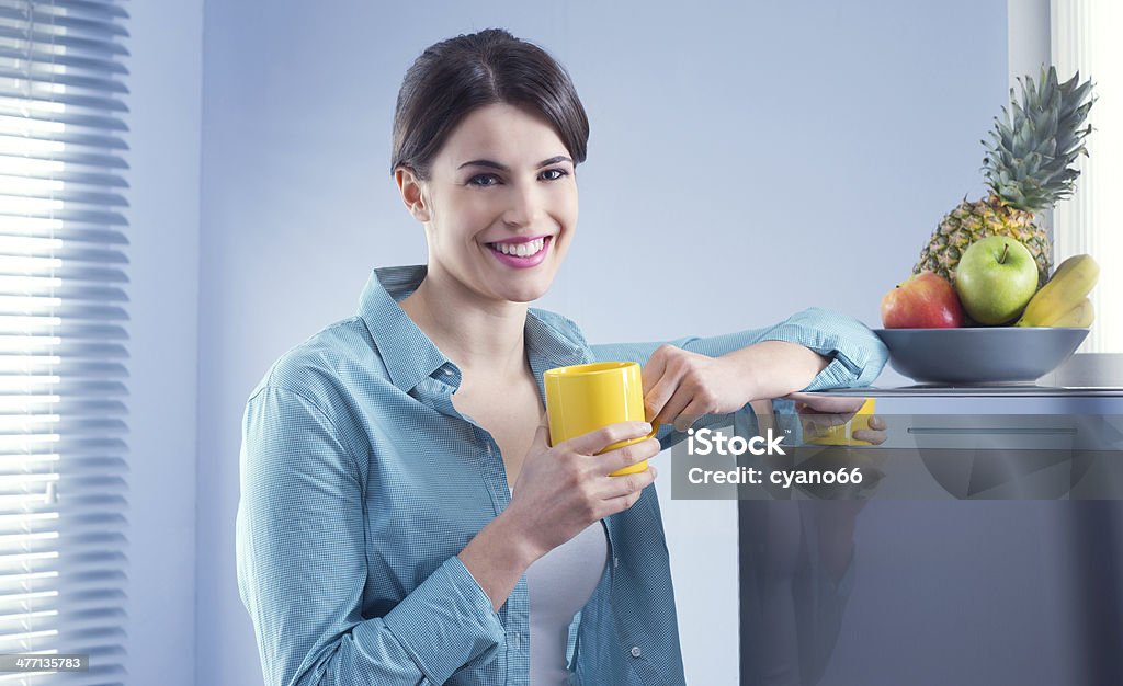 Привлекательная женщина на кухне - Стоковые фото Беззаботный роялти-фри