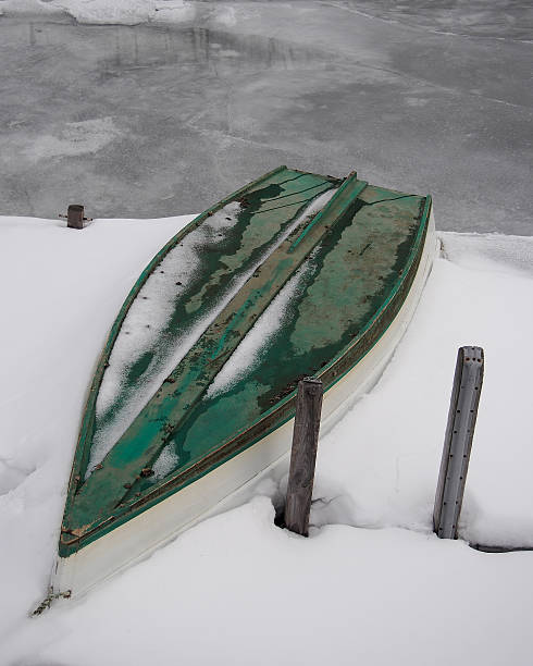 barco en invierno - rowboat dinghy nautical vessel nautical equipment fotografías e imágenes de stock