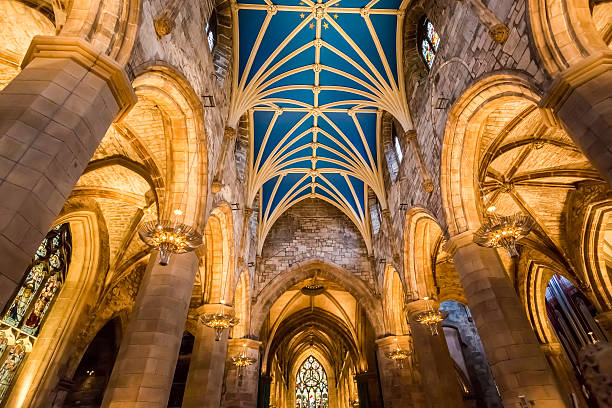 l'intérieur de la cathédrale à édimbourg - cathedral gothic style indoors church photos et images de collection