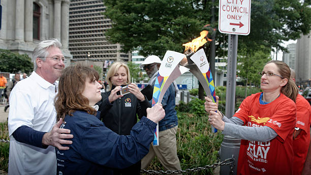 flamme de l'espoir unifiée relais de la flamme olympique à philadelphie, en pennsylvanie - olympic torch photos et images de collection