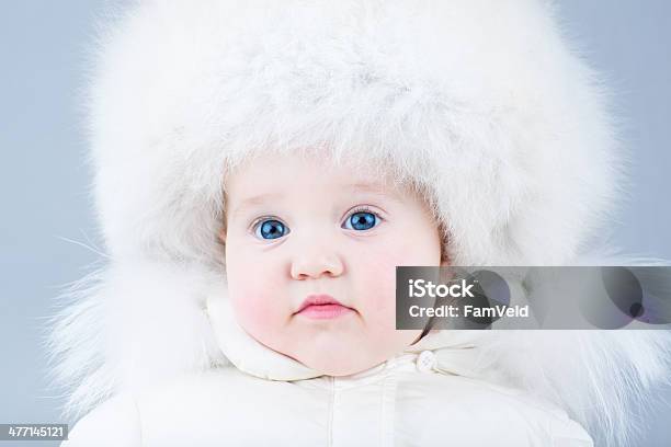 Foto de Belo Bebê Menina Em Uma Jaqueta De Inverno e mais fotos de stock de Alegria - Alegria, Animal, Bebê