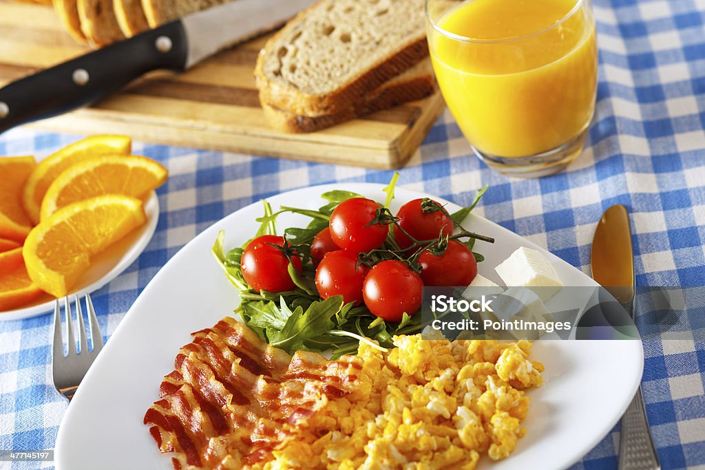 Colazione con uova e pancetta - Foto stock royalty-free di Abbondanza